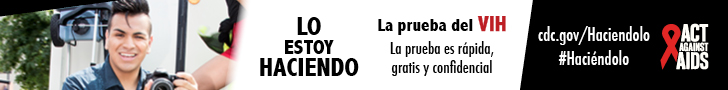 Haciendolo banner. Un hombre joven sentado en una silla, sosteniendo una cámara. Lo estoy hacienda. La prueba es rápida, gratis, y confidencial. Cdc.gov/Haciendolo #Haciéndolo Act Against AIDS