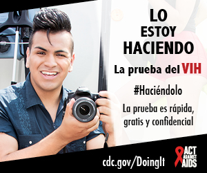 Haciendolo banner. Un hombre joven sentado en una silla, sosteniendo una cámara. Lo estoy hacienda. La prueba es rápida, gratis, y confidencial. Cdc.gov/Haciendolo #Haciéndolo Act
