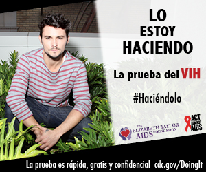 Actor Shiloh Fernandez sentado entre arbustos verdes mirando directamente a la camara. Lo estoy hacienda. La prueba es rápida, gratis, y confidencial. cdc.gov/Haciendolo #Haciéndolo Act Against AIDS
