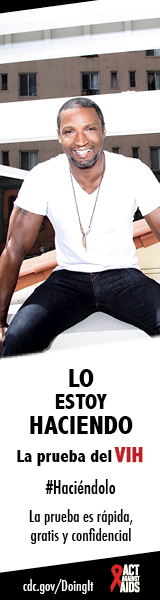 	Hombre en remera blanca y jeans azules sentado al borde de la azotea. Lo estoy hacienda. La prueba es rápida, gratis, y confidencial. cdc.gov/Haciendolo #Haciéndolo Act Against AIDS