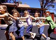 Niños en edad escolar que juegan al aire libre.