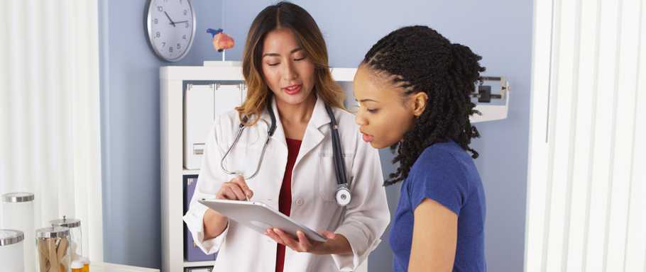 A health care provider informing her patient about her symptoms.