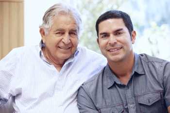 Foto de un padre y su hijo adulto