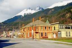 Edificios al frente de montañas cubiertas de nieve, Parque Nacional Histórico Klondike Gold Rush, Skagway, Alaska