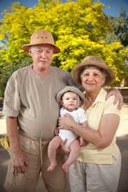 Foto de abuelos cargando un bebé