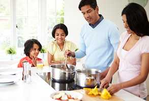 	Una familia preparando comida