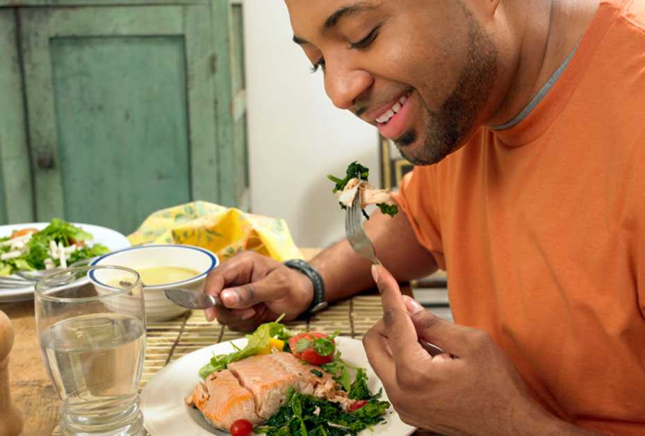 Man eating healthy dinner