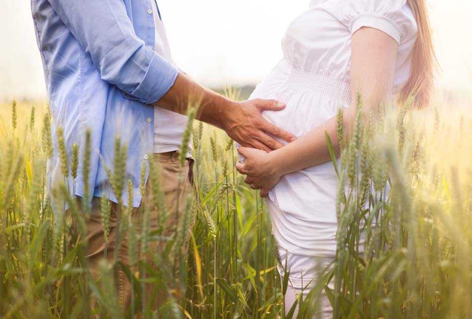 Man holding pregnant woman's belly