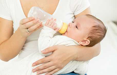 Baby drinking bottle