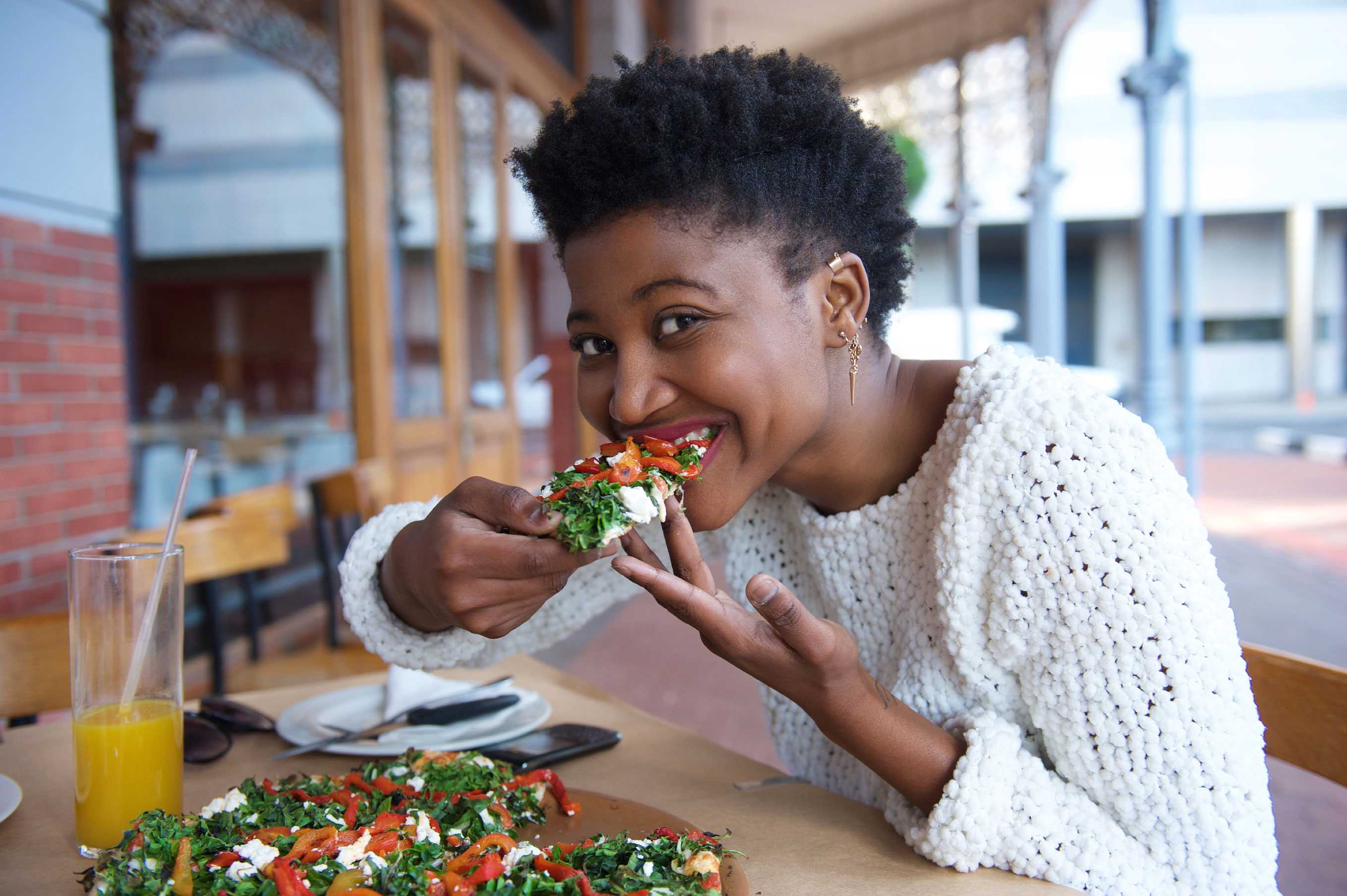 young women eating pizza