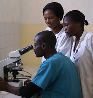 image of a group of technician discuss about the lab result