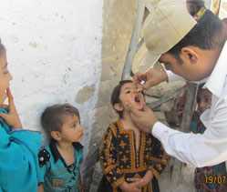 Image of healthcare working giving the vaccine to children