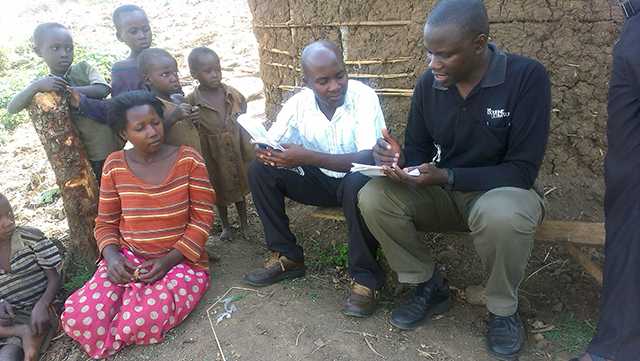 Fellows conducting community interviews. 