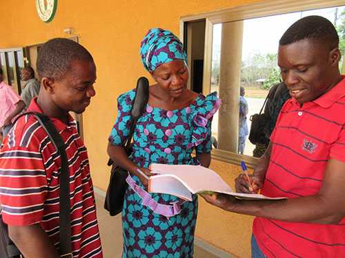 Sharing contact information across borders. Photo Courtesy: Tohoun Aplahoue