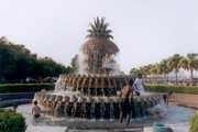 Nińos jugando en una fuente de aguas ornamentales