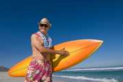 Hombre de edad avanzada con una tabla de surf