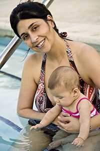 mujer y bebe en la piscina