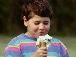 	fotografía de un niño comiendo helado