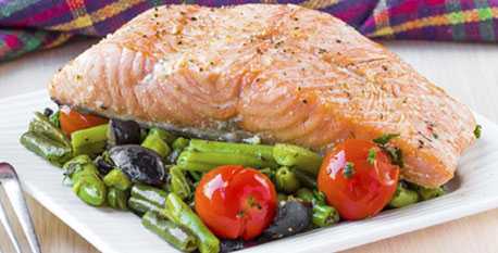 Imagen de un plato con salmon y ensalada