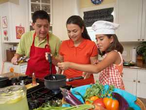 foto de una familia cocinando