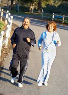 foto de pareja mayor caminando