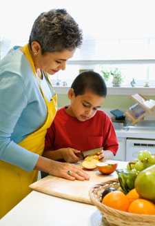 Una mujer y un niño cocinando