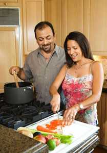 pareja cocinando