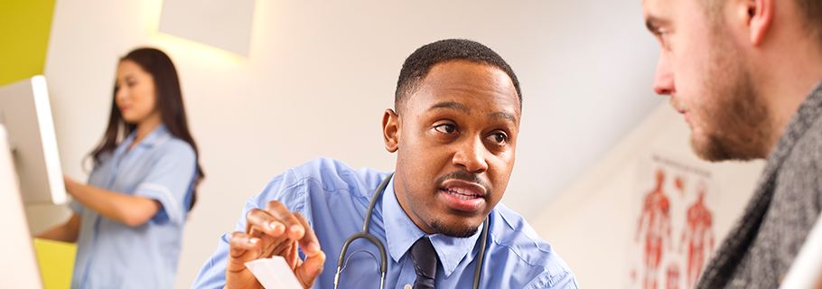 	Foto de un medico hablando con paciente.