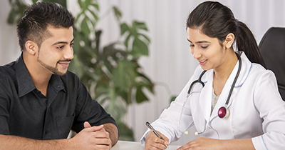 	Foto de una medica hablando con un paciente.