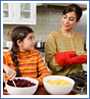 Madre y su hija pequeña cocinando