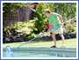 Un hombre limpiando una piscina