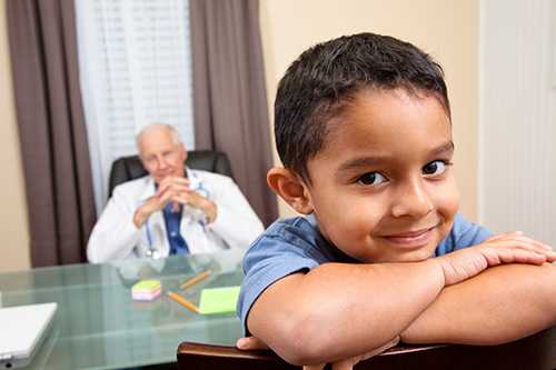 Niño hispano en el consultorio del médico.