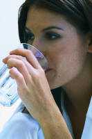 Mujer tomando un vaso de agua