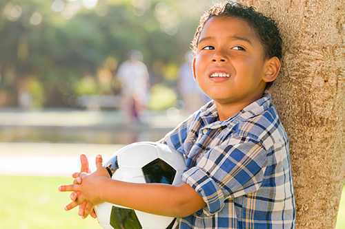 niño con balón de fútbol