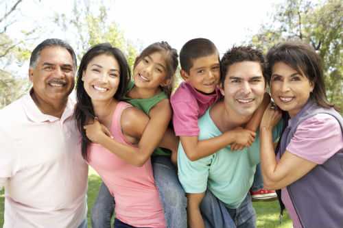 Foto de una familia de 6 personas en un parque.