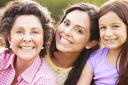 Abuela con la nieta y la madre en el parque