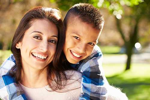 Madre e hijo en el campo