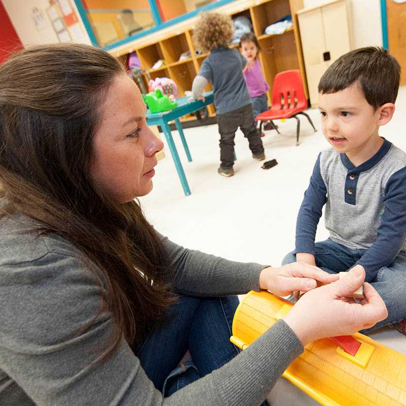 Niños juegan juntos en el salón de clases.