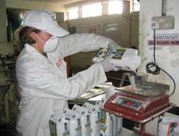 Epidemiologist Ellen Yard measures a sample for the investigation.