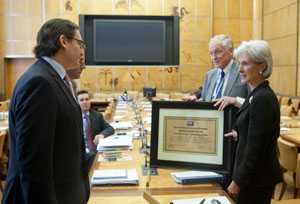 A plaque is presented to Mexican official.