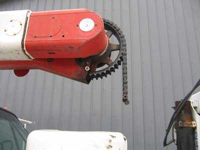 Broken boom actuating chain