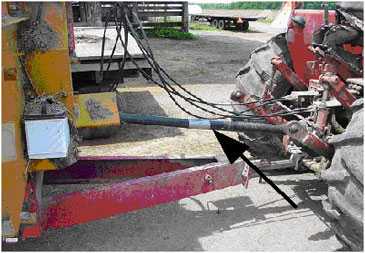 Power-take-off shaft engaging the feed mixer-grinder from the rear of the tractor.