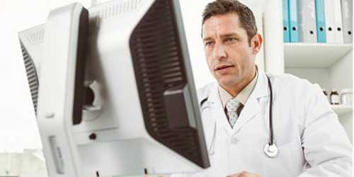 	Doctor looking at a computer screen