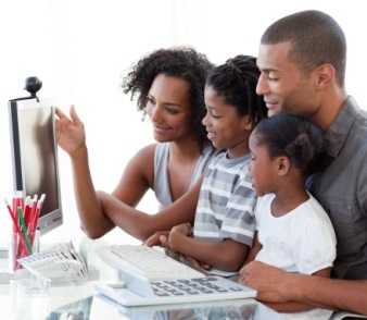 Family at home reading an article on the computer.