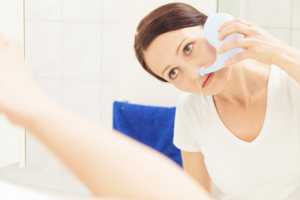 woman using neti pot