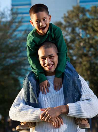 	Padre con el hijo en sus hombros