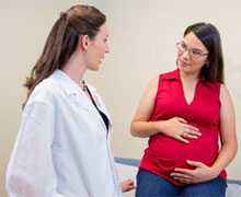 Doctor talking to pregnant woman