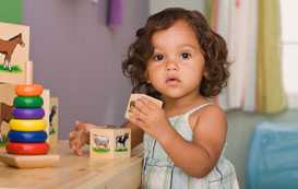 una niña jugando