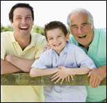 Photo: Un niño con su padre y su abuelo.