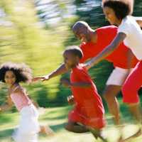 Familia corriendo y jugado al aire libre